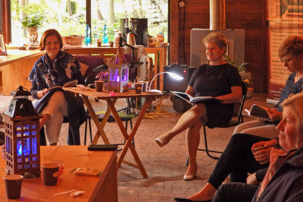 Prowadząca trzyma książkę: Dzieło Izabeli Czartoryskiej „Myśli różne o sposobie zakładania ogrodów” wydano po raz pierwszy w 1805 roku we Wrocławiu, w oficynie znanego wydawcy Wilhelma Bogumiła Korna ( 2 wyd. 1808 r.), na stole świeci lampka, na stołach duże lampiony a wokół widać 3 siedzące kobiety, też trzymają książki. To noc Bibliotek