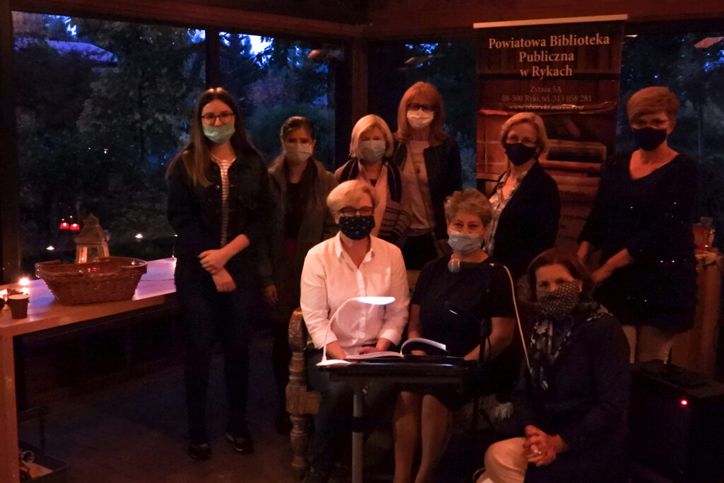 zdjęcie grupowe w maseczkach podczas nocy bibliotek
