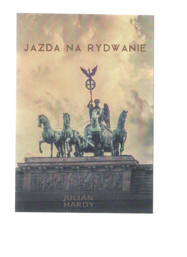 okładka ksiązki Juliana Hardy: Jazda na rydwanie, na dachu budynku zdjecie rydawnu zaprzężonego w 4 konie