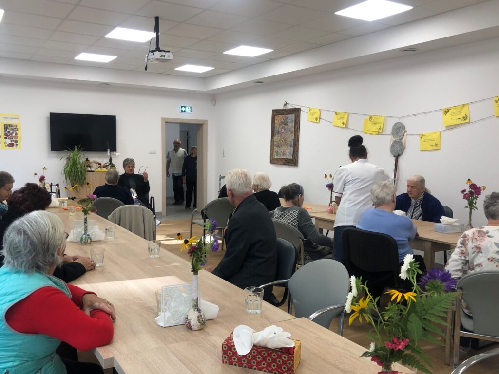 Dzienny Dom Opieki Medycznej w Stawach, zdjęcie pokazujące od tyłu słuchaczy