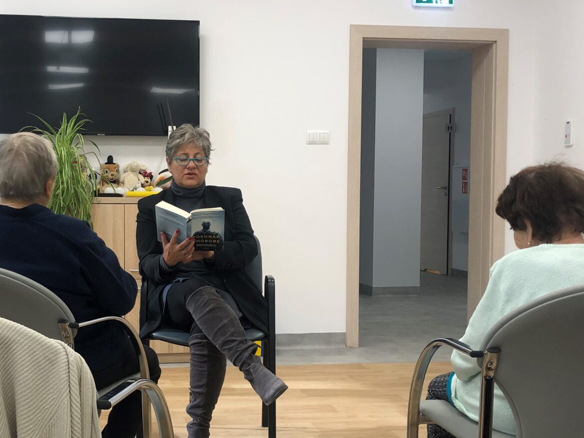 Dyrektor Powiatowej Biblioteki w Rykach czyta w Hospicjum w Stawach