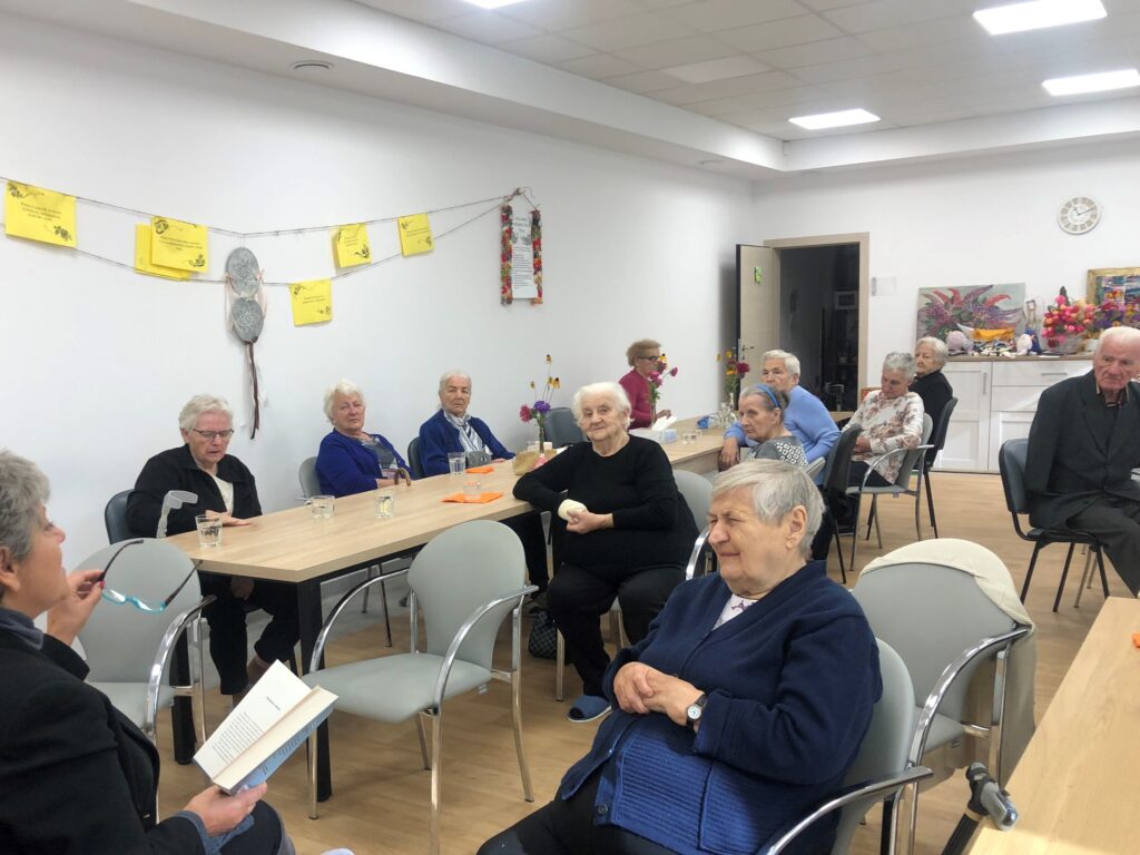 podopieczni Hospicjum biorą udział w dyskusji