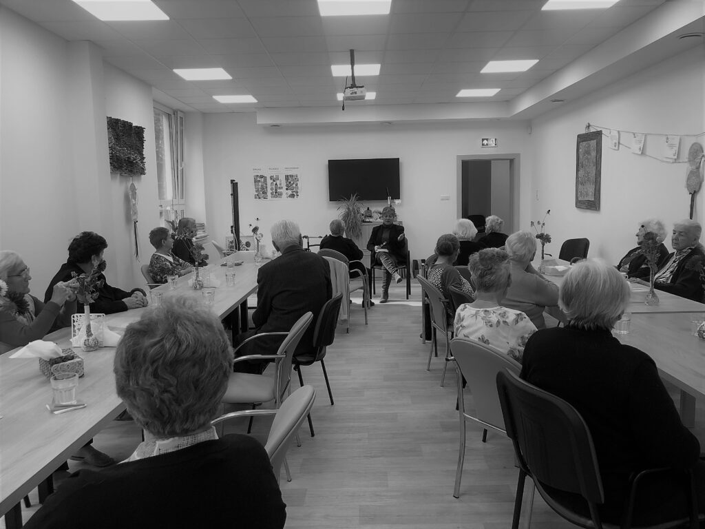 Czytanie w Hospicjum. Zdjęcie czarno-białe, ujęcie od tyłu