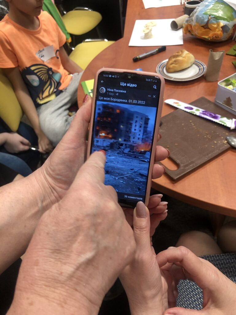 pokazuje w telefonie jak pali się jej blok