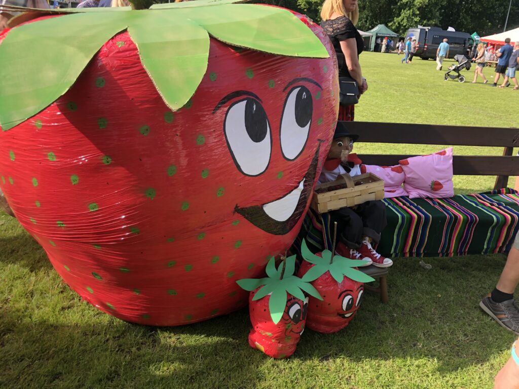 duża czerwona truskawka- maskotka