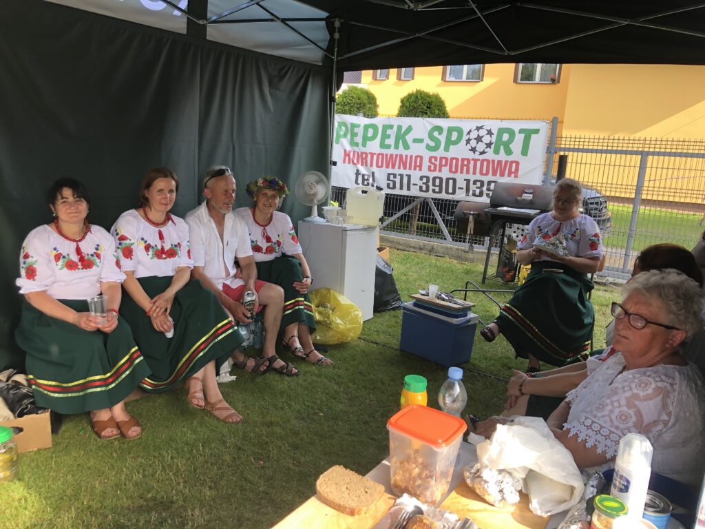 zdjęcie siedzących kobiet w strojach ludowych 