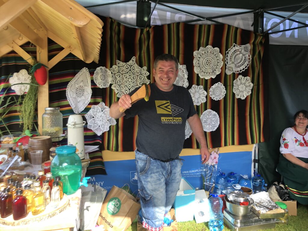 Prezentacja stoiska KGW na Letnim festiwalu Folkloru organizowanym przez Powiatową Bibliotekę Publiczną w Rykach