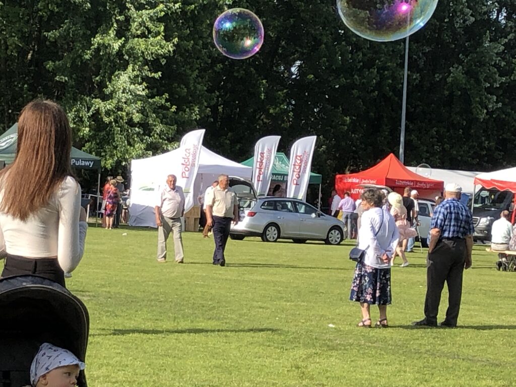 bańki mydlane na tle Festynu