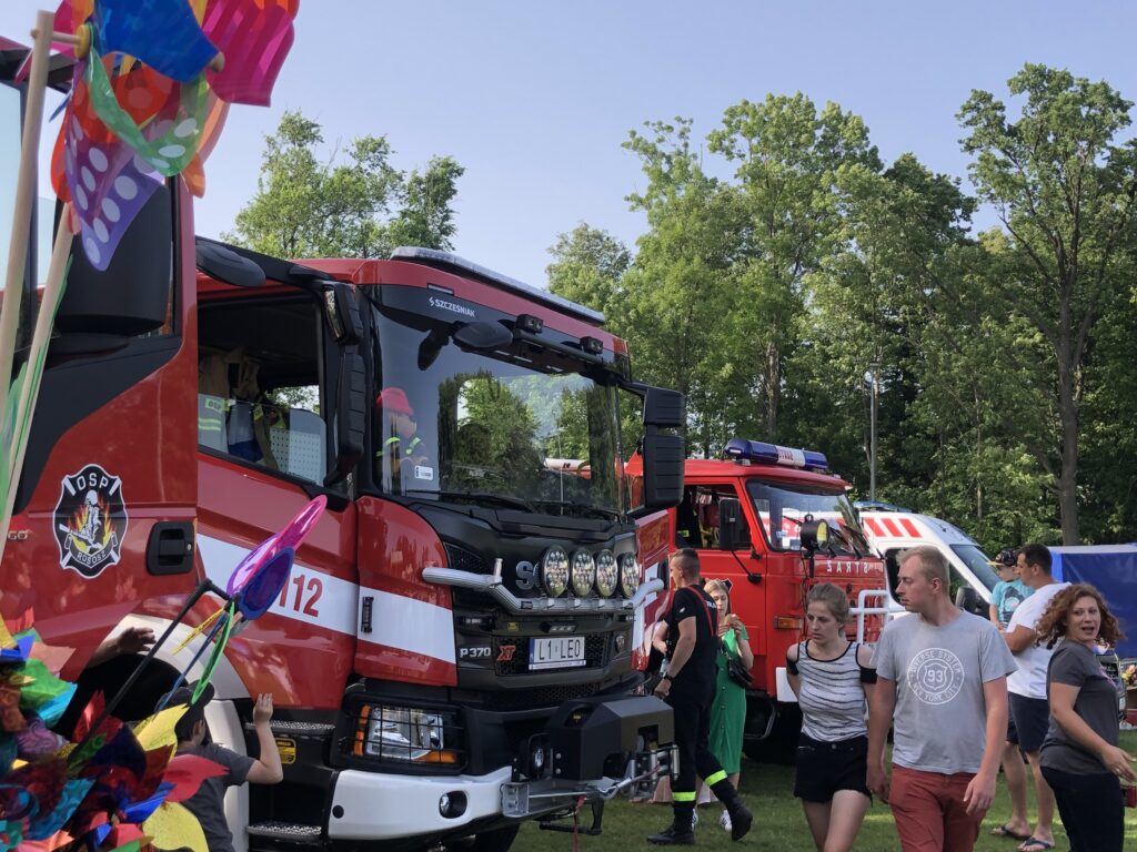 samochody strażackie i karetka w szyku