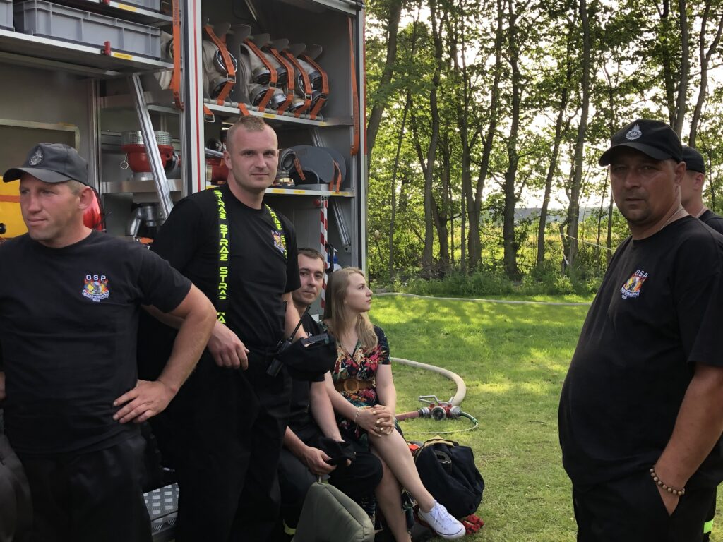 chłopaki ze straży pożarnej na placu