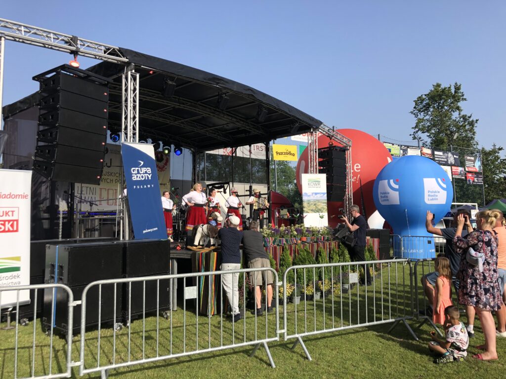 widok sceny z szyldami sponsorów