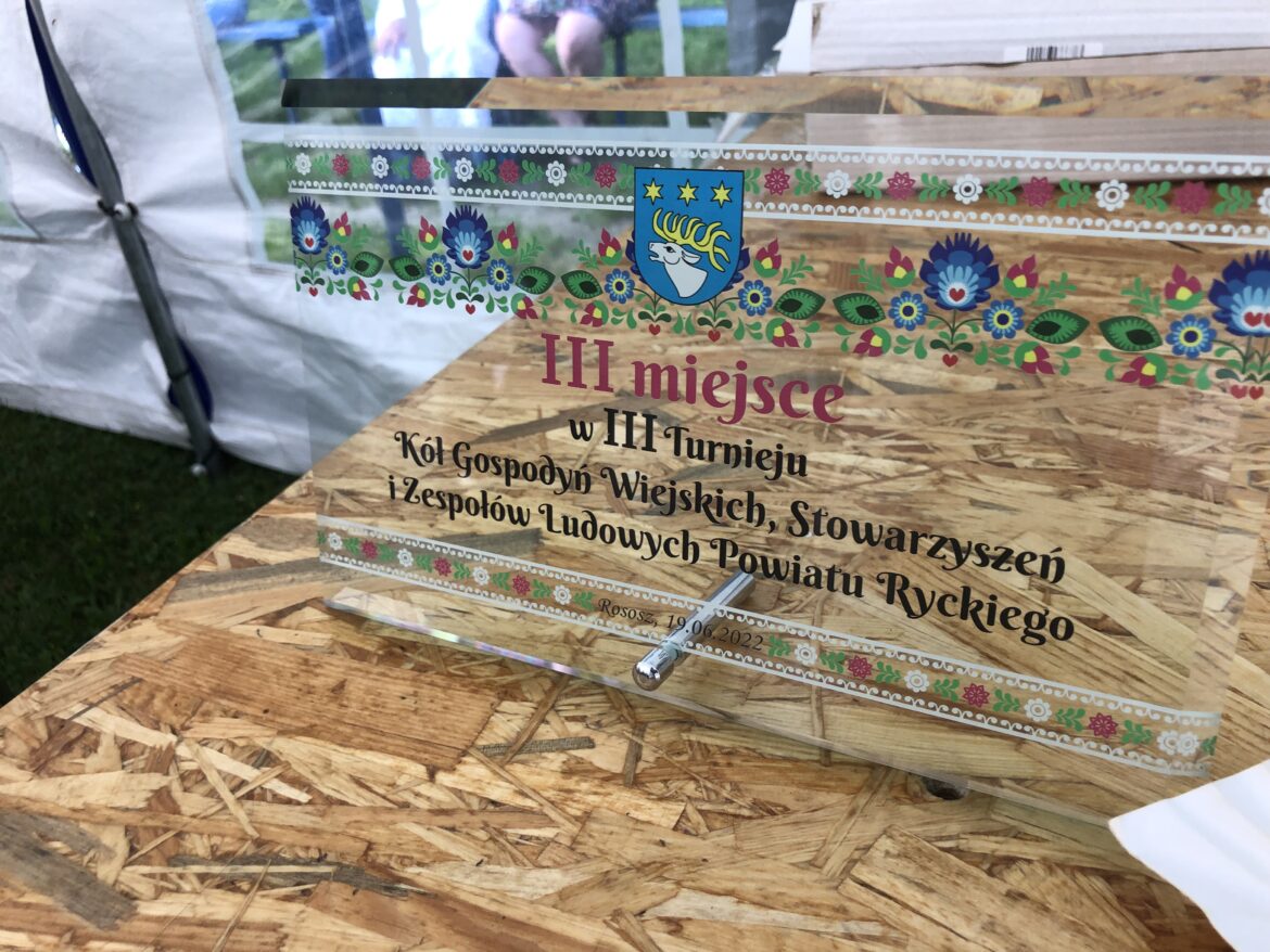 Prezentacja statuetki III miejsca na Letnim festiwalu Folkloru organizowanym przez Powiatową Bibliotekę Publiczną w Rykach