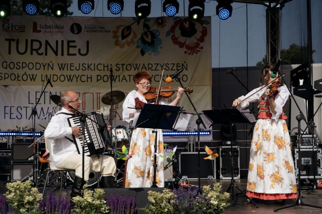 PBP Letni-Festiwal-Folkloru.-Wystep-na-scenie