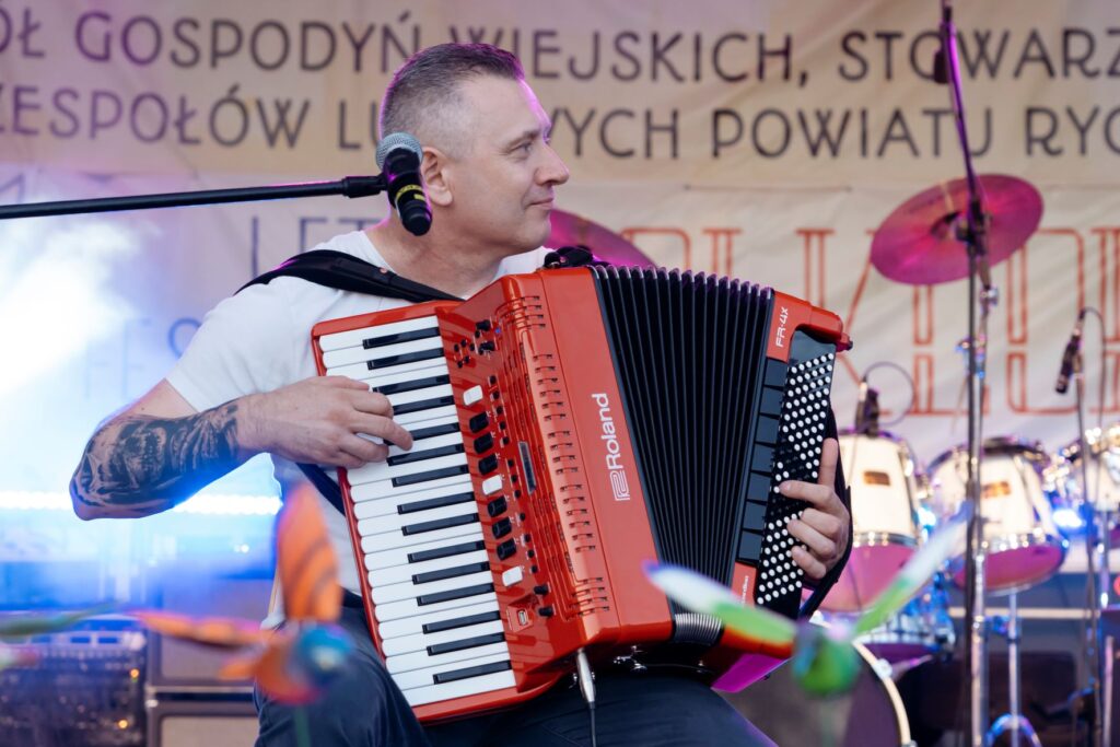 PBPLetni-Festiwal-Folkloru.-Wystep-na-scenie.