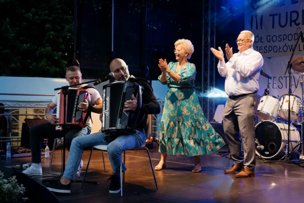 PBP Letni-Festiwal-Folkloru.-Wystep-na-scenie.