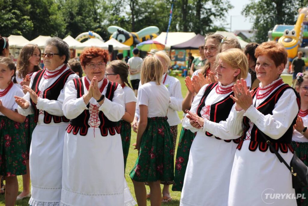 kobiety w strojach ludowych klaszczą