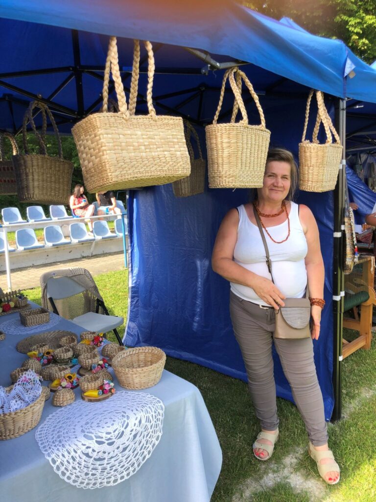 stoisko z koszykami z właścicielką