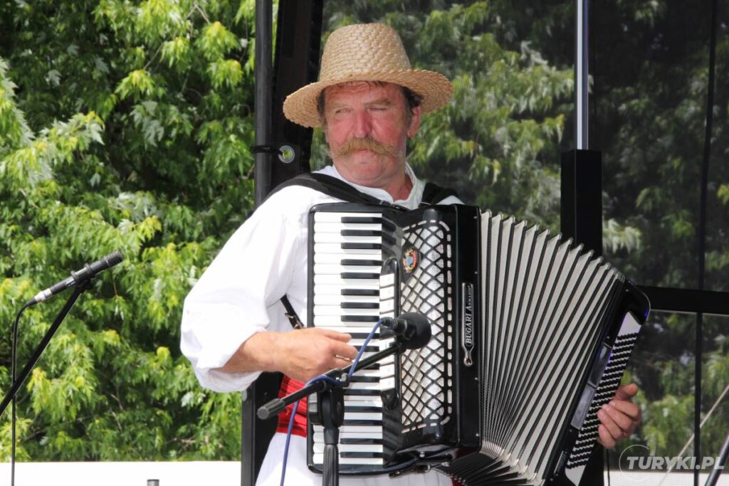 .Letni-Festiwal-Folkloru.-Wystep-na-scenie