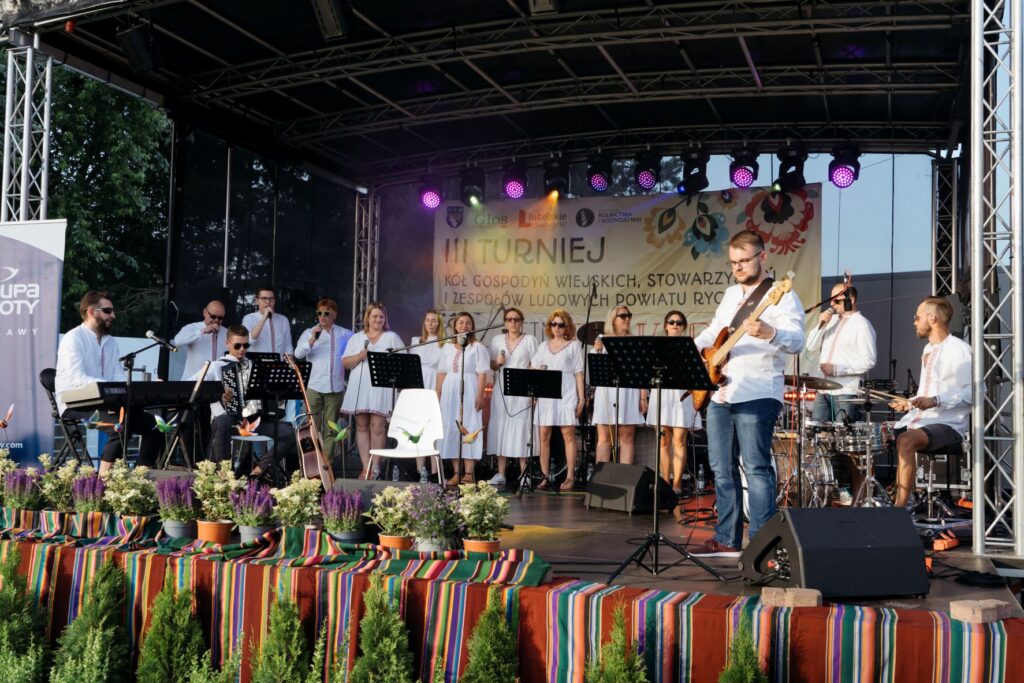 etni-Festiwal-Folkloru.-Wystep-na-scenie