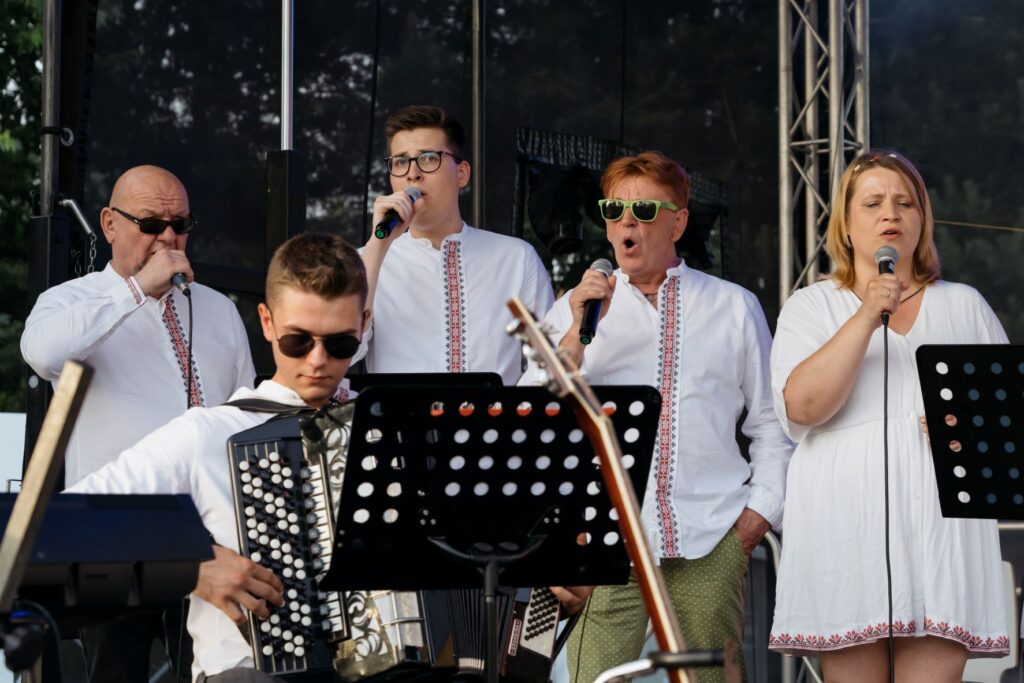 .Letni-Festiwal-Folkloru.-Wystep-na-scenie
