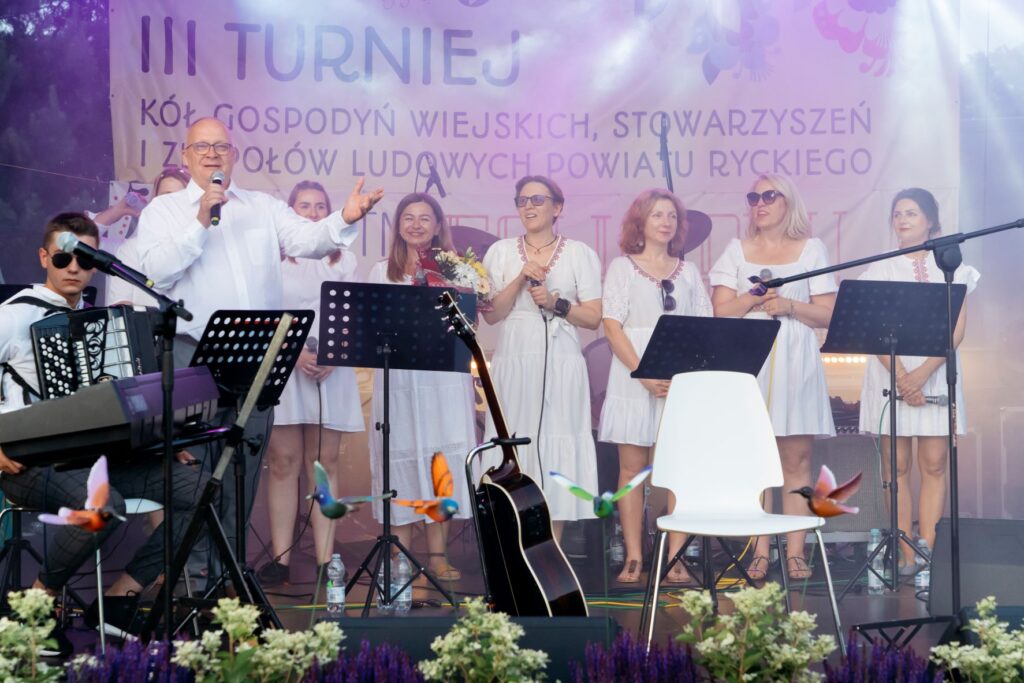 .Letni-Festiwal-Folkloru.-Wystep-na-scenie