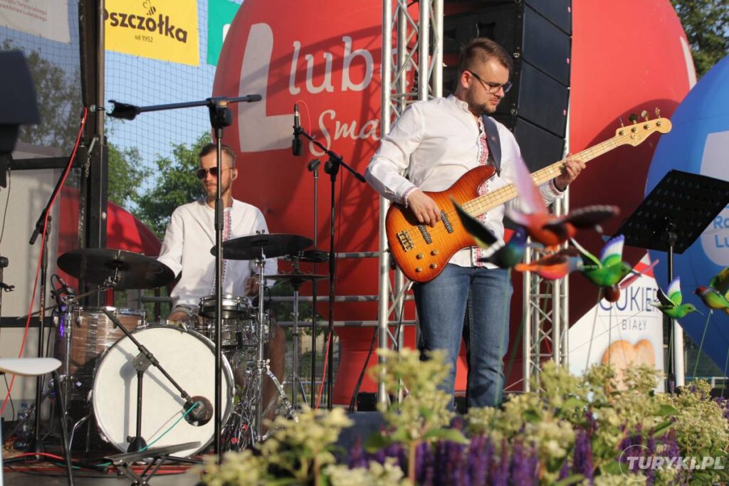Letni-Festiwal-Folkloru.-Wystep-na-scenie