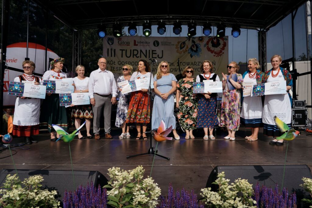 Letni-Festiwal-Folkloru.-Wystep-na-scenie