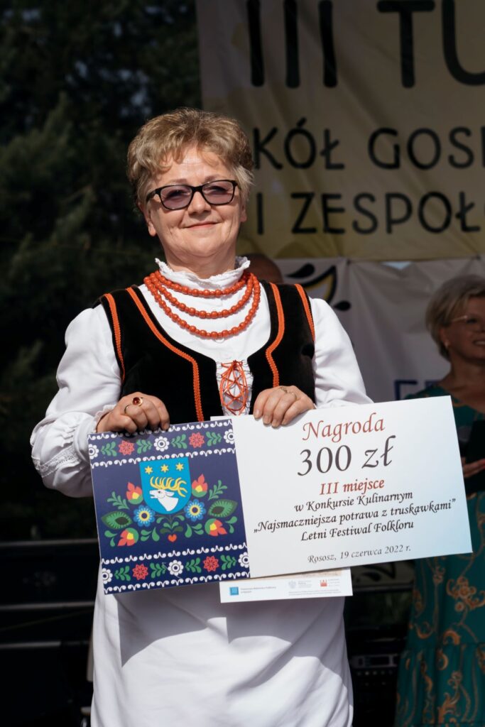 Letni-Festiwal-Folkloru.-Wystep-na-scenie