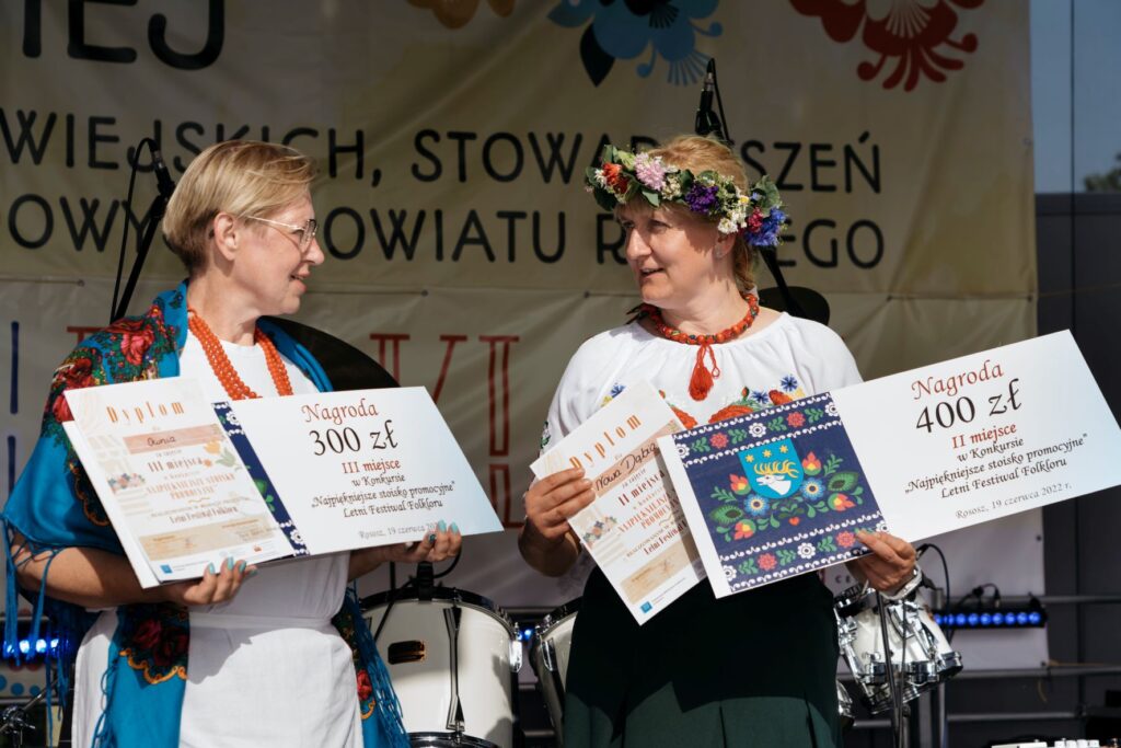 Letni-Festiwal-Folkloru.-Wystep-na-scenie