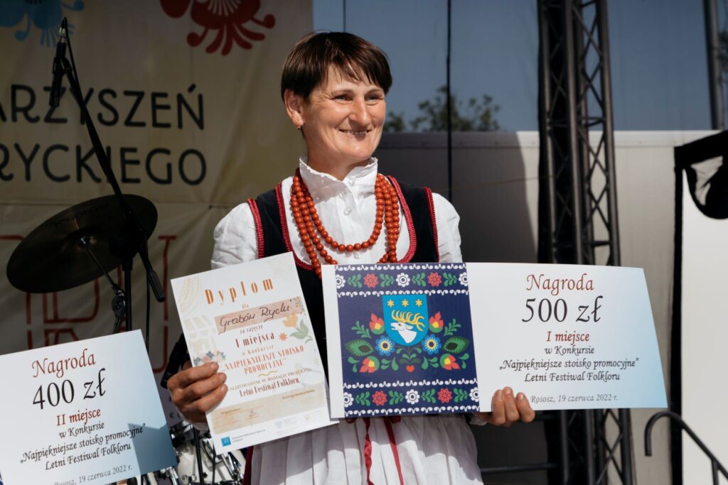 Letni-Festiwal-Folkloru.-Występ-na-scenie