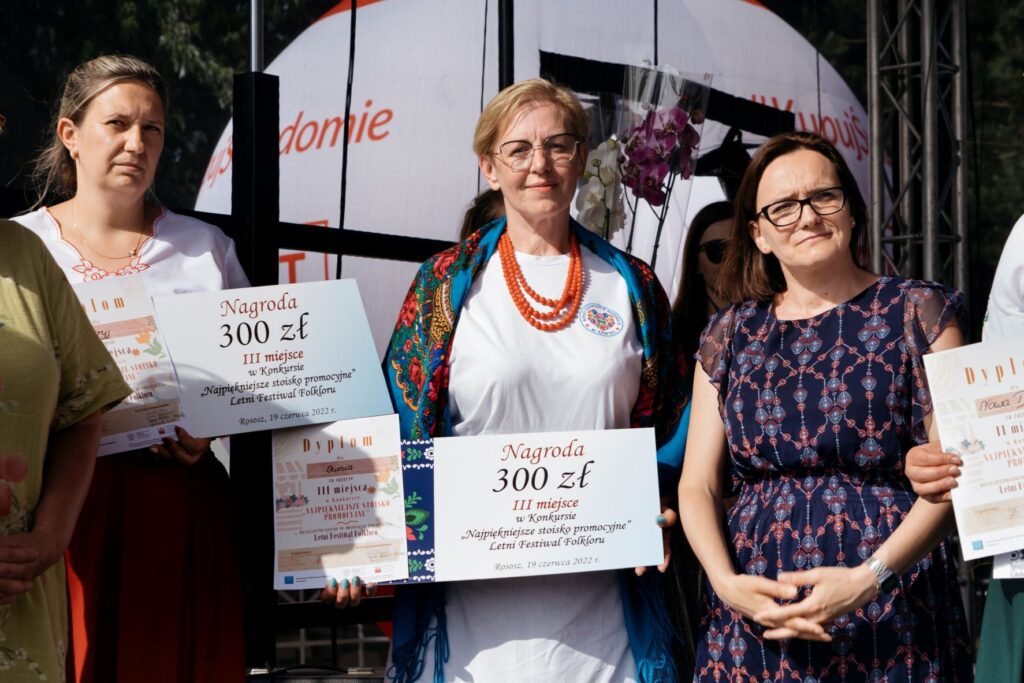 Letni-Festiwal-Folkloru.-Występ-na-scenie