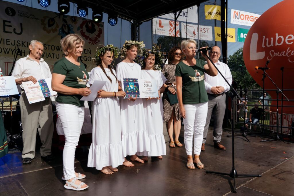 PBP. Letni-Festiwal-Folkloru.-Występ-na-scenie