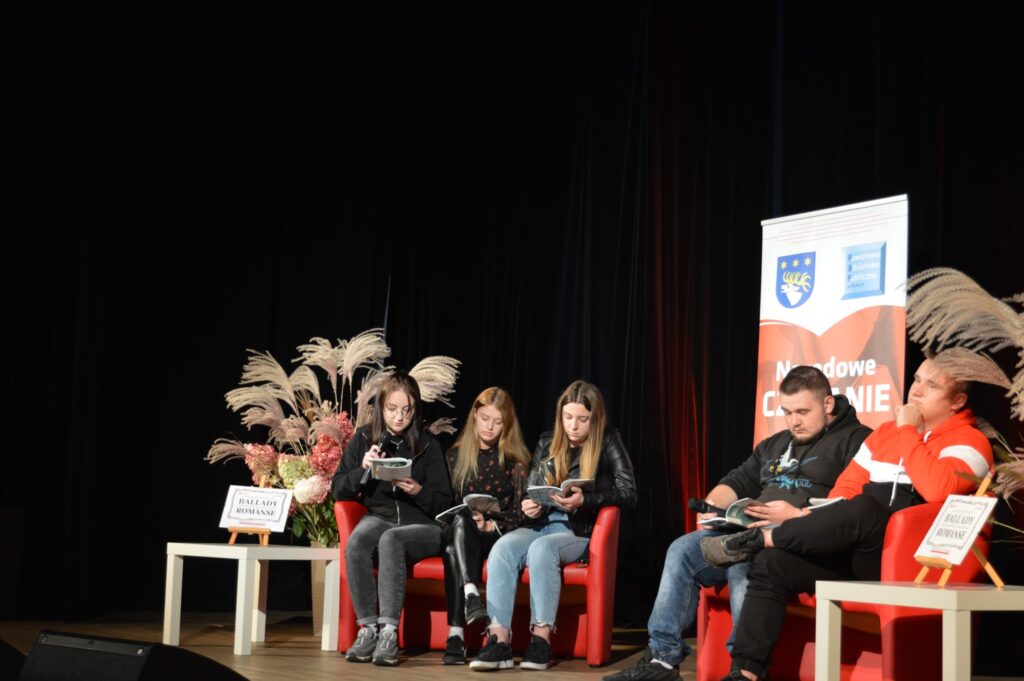 uczniowie z Mechanika czytają na scenie