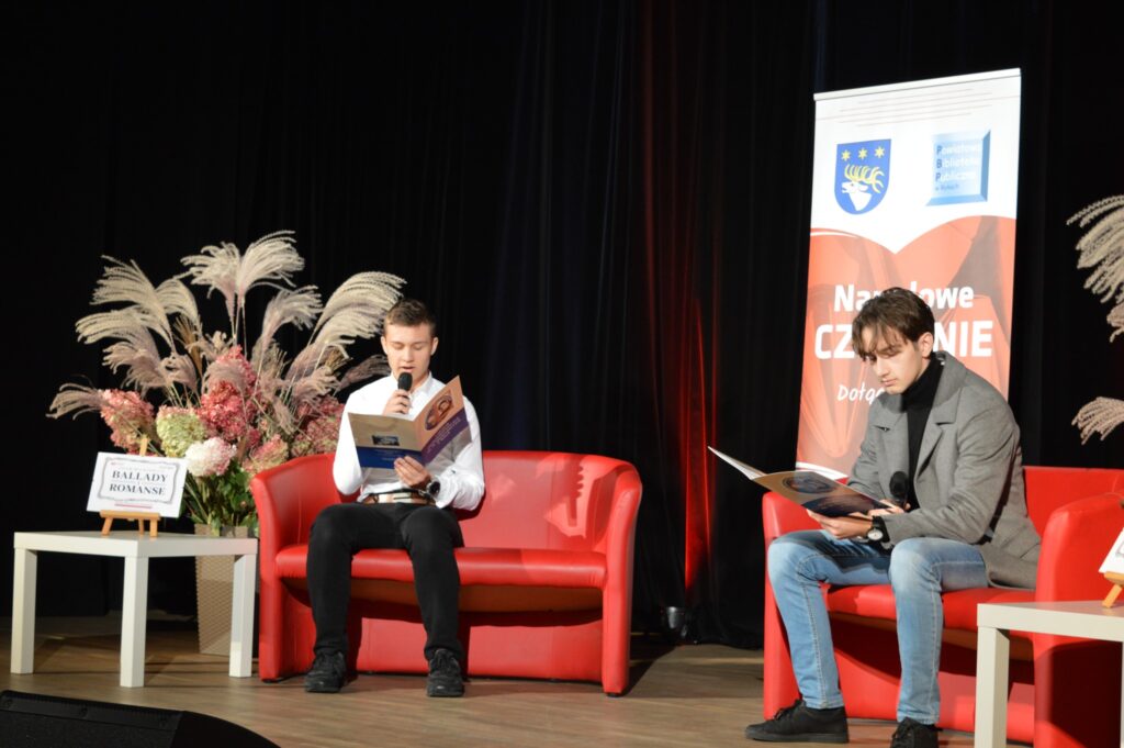 dwaj chłopcy z LO w rykach czytają na scenie