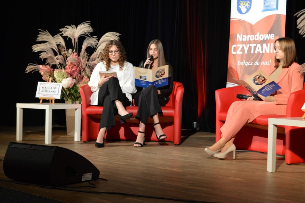 3 uczennice z LO w Rykach czytają na scenie