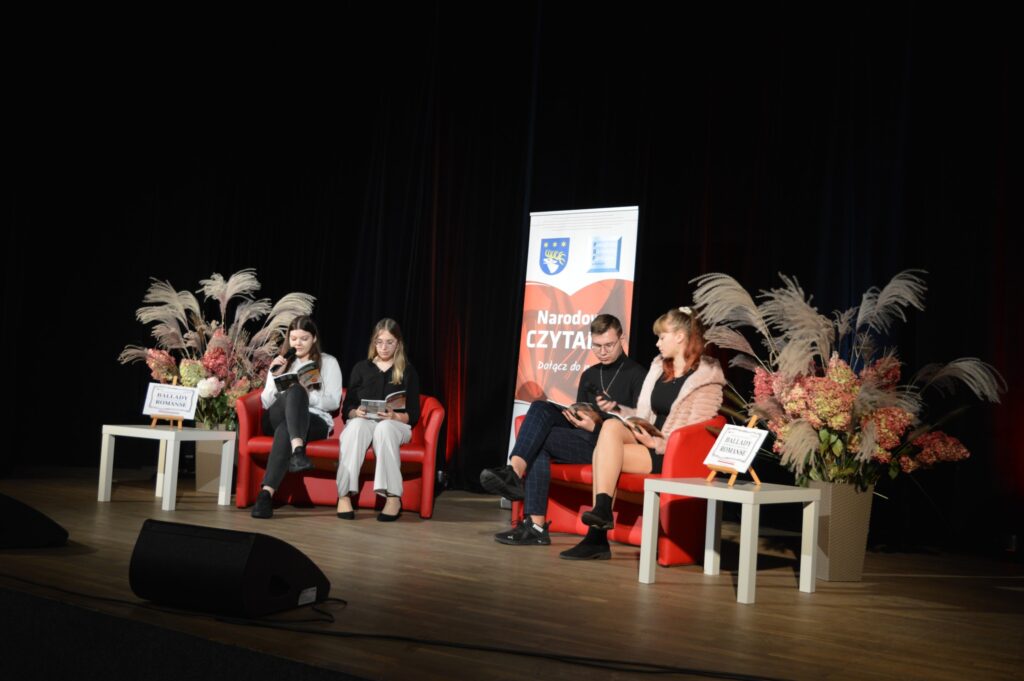 4 uczniowie czytają na scenie