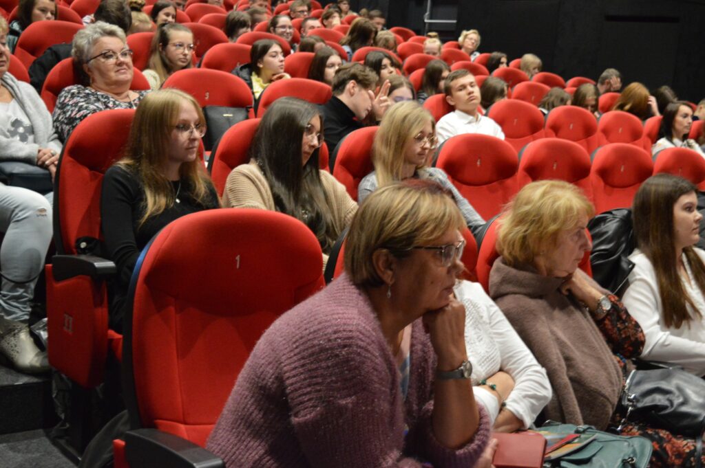 zasłuchana sorka ujęcie z publiczności