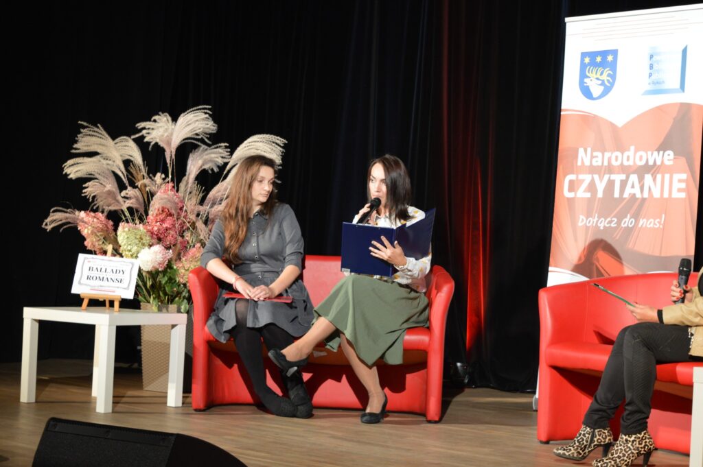 3 osoby na scenie czytają