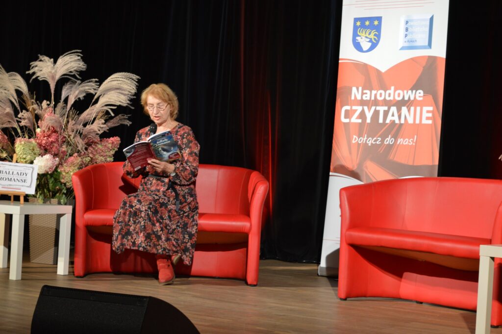 kobieta z UTW w sukience w kwiatki czyta