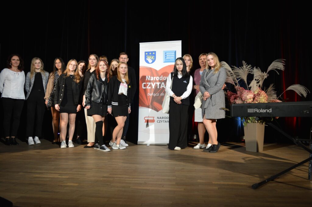 zdjęcie grupowe ekipy czytającej z budowlanki