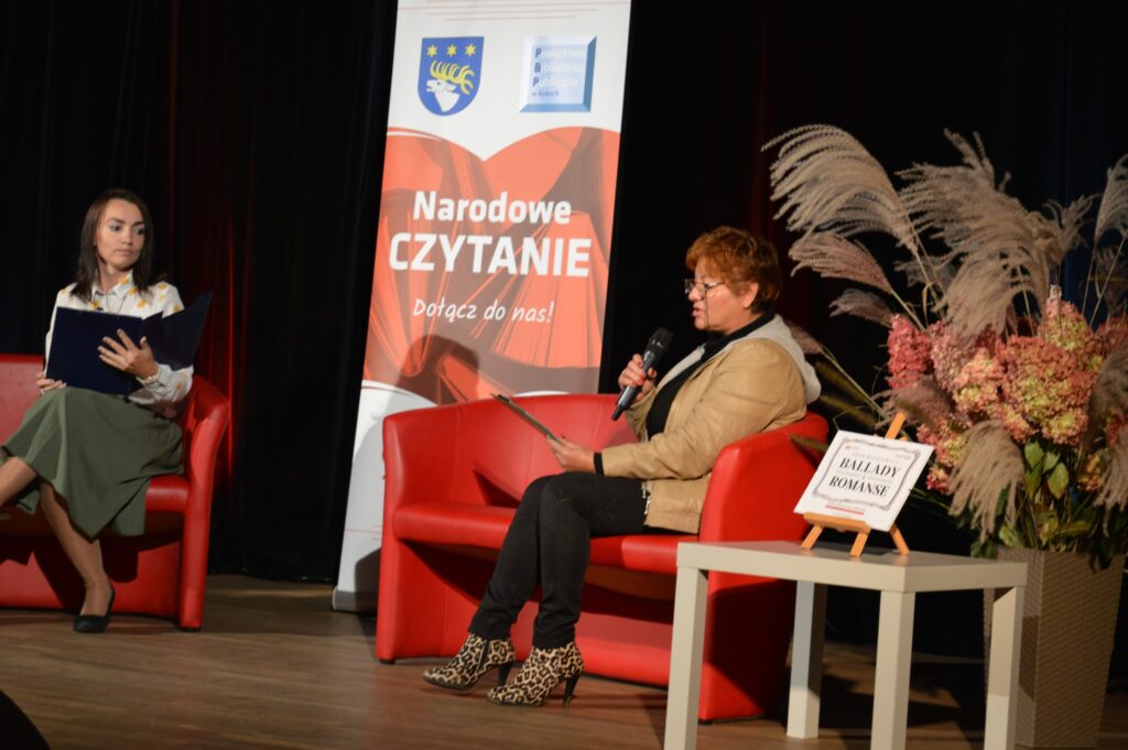 czyta dyrektor powiatowej biblioteki