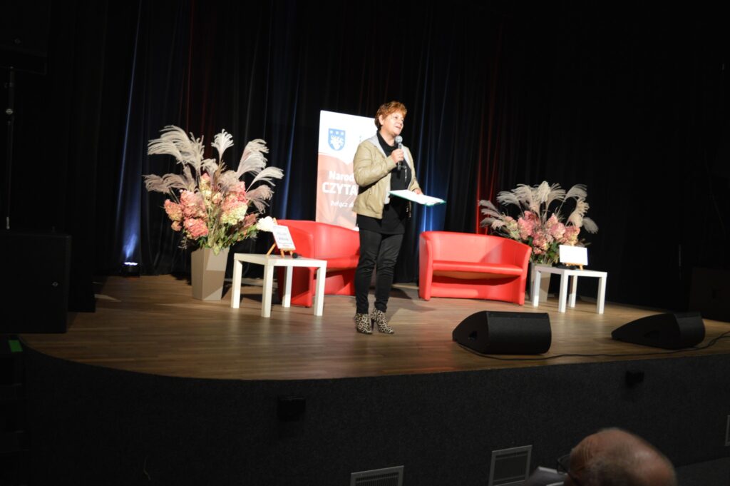 dyrektor biblioteki wprowadza w temat Narodowego czytania