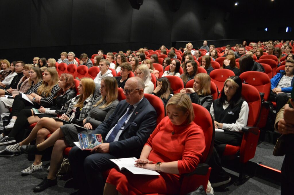 widok publiczności w kinie Renesans w Rykach
