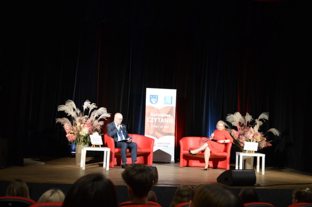 Starosta i wicestarosta czytają