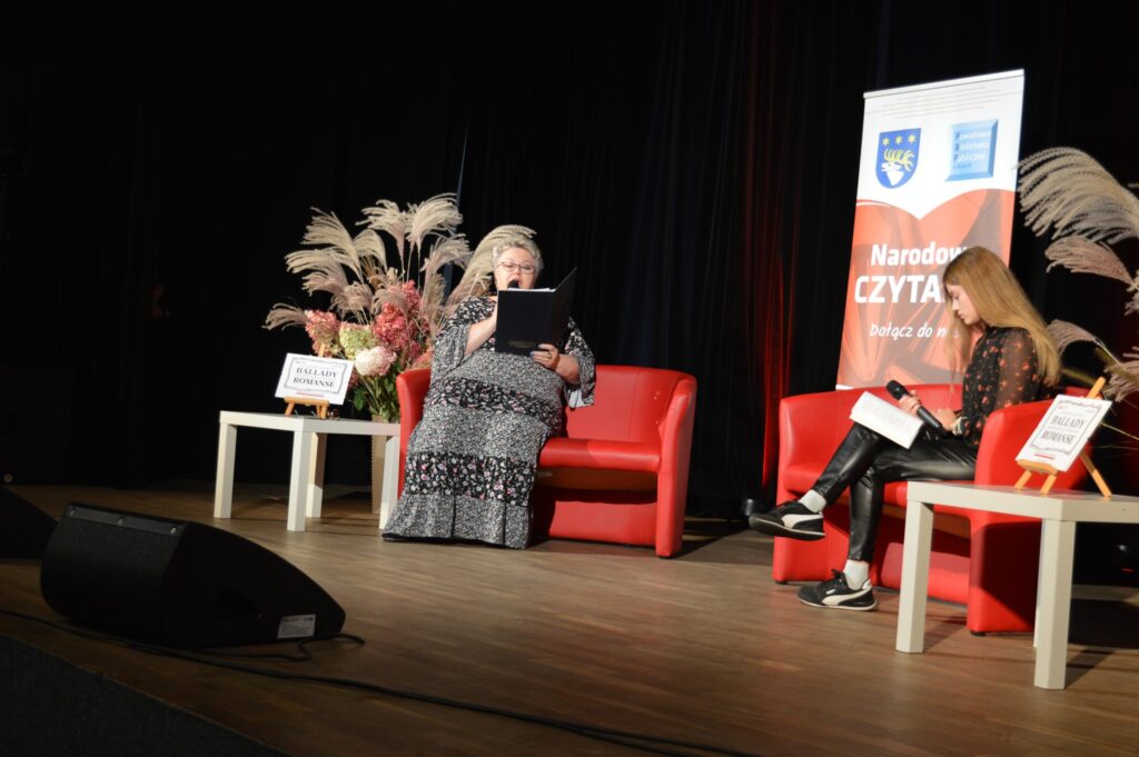 Prezes TPRyk i uczennica czytają razem świteziankę