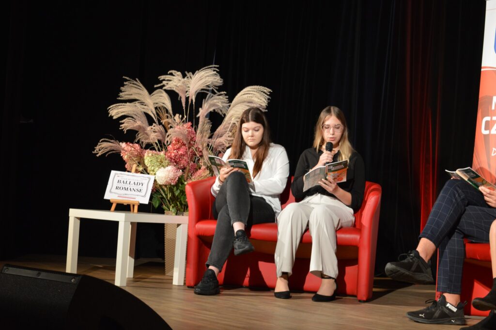 inne ujęcie 3 czytających uczniów