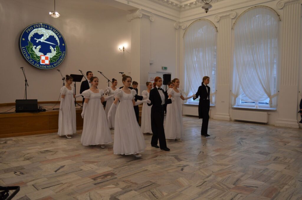Przegląd Piosenki Patriotycznej i Harcersskij Powiatowej Biblioteki Publicznej w Rykach, grupa tancerzy w parach