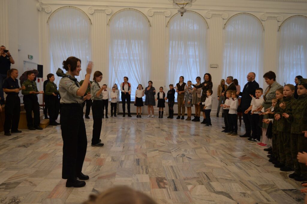 Przegląd Piosenki Patriotycznej i Harcersskij Powiatowej Biblioteki Publicznej w Rykach, scena, przemówienie przed tańcem
