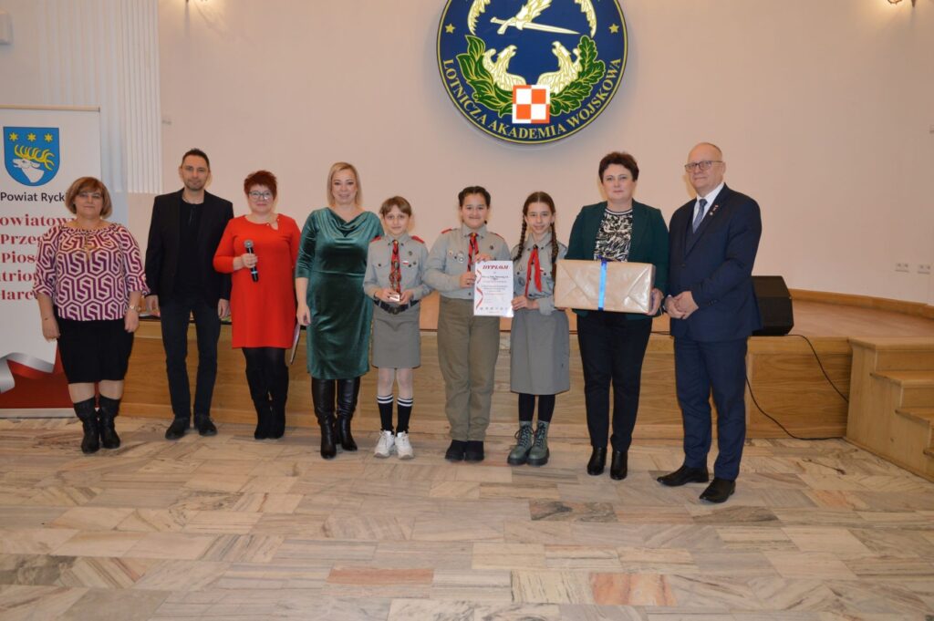 Przegląd Piosenki Patriotycznej i Harcersskij Powiatowej Biblioteki Publicznej w Rykach, scena, nagrodzeni