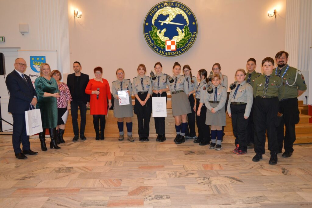 Przegląd Piosenki Patriotycznej i Harcersskij Powiatowej Biblioteki Publicznej w Rykach, scena, nagrodzeni i hartcerze